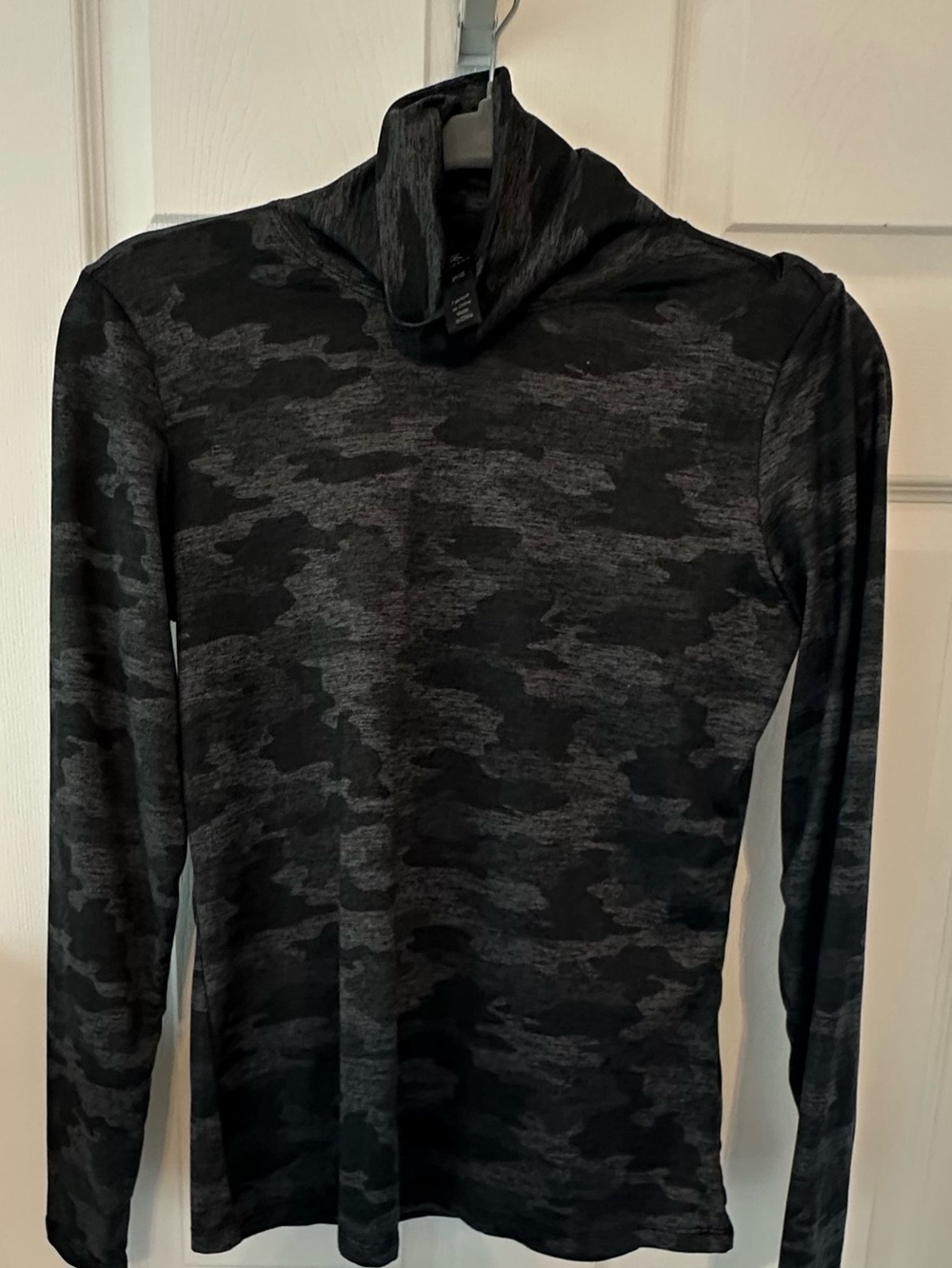 Charcoal Black Camo Long Sleeve Mock Neck Athletic Top Size Small
